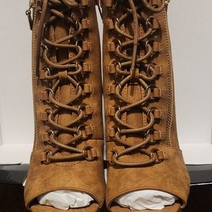 Brand New!! Women's GBG Guess style gg Beckla, size 6.5M